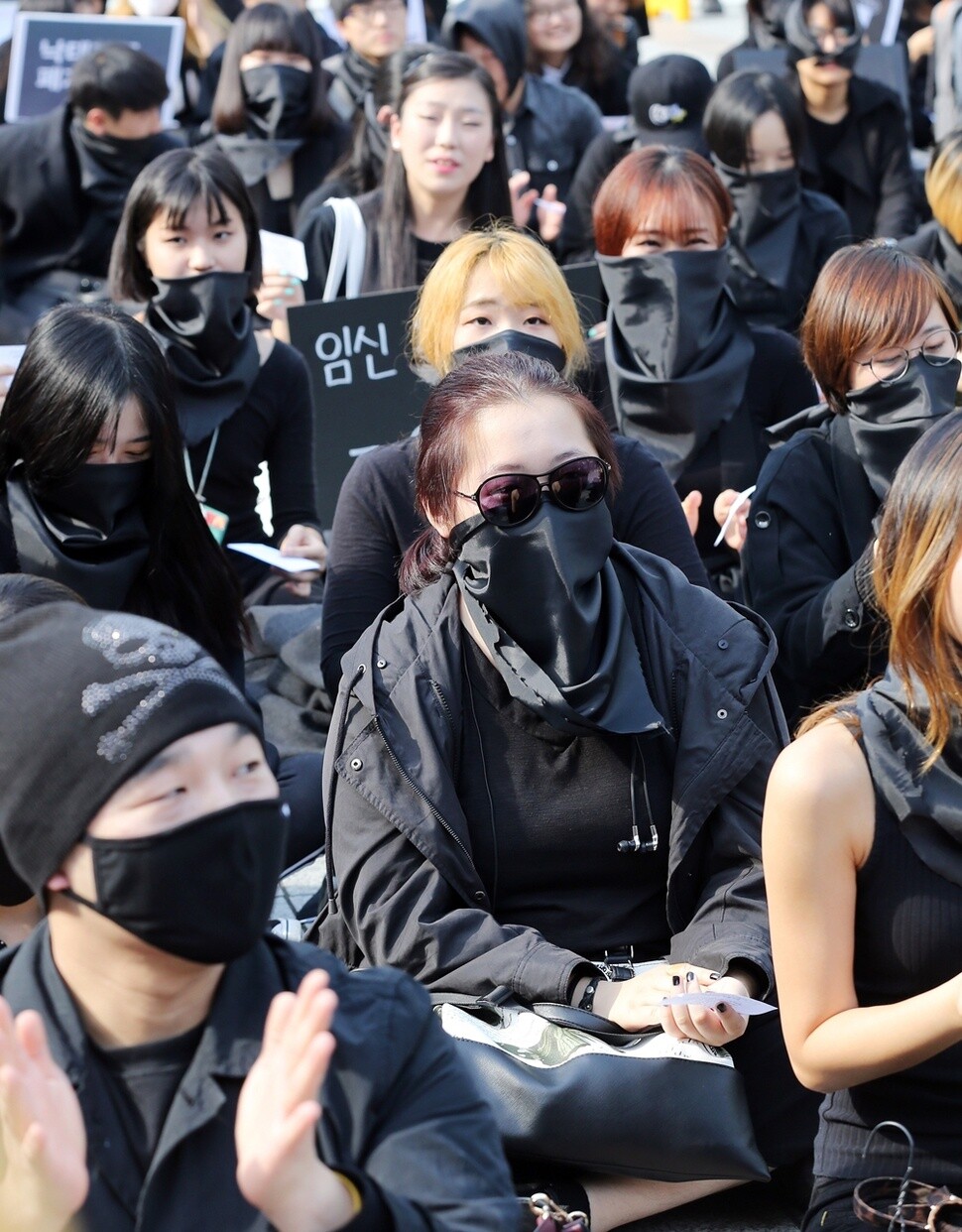 지난해 10월 서울 종로구 보신각 앞에서 열린 ‘낙태죄 폐지를 위한 여성들의 검은시위’ 참가자들이 임신중절수술에 대한 의료인 처벌을 강화하는 정부의 입법예고를 규탄하고 있다. 한겨레 김경호 선임기자