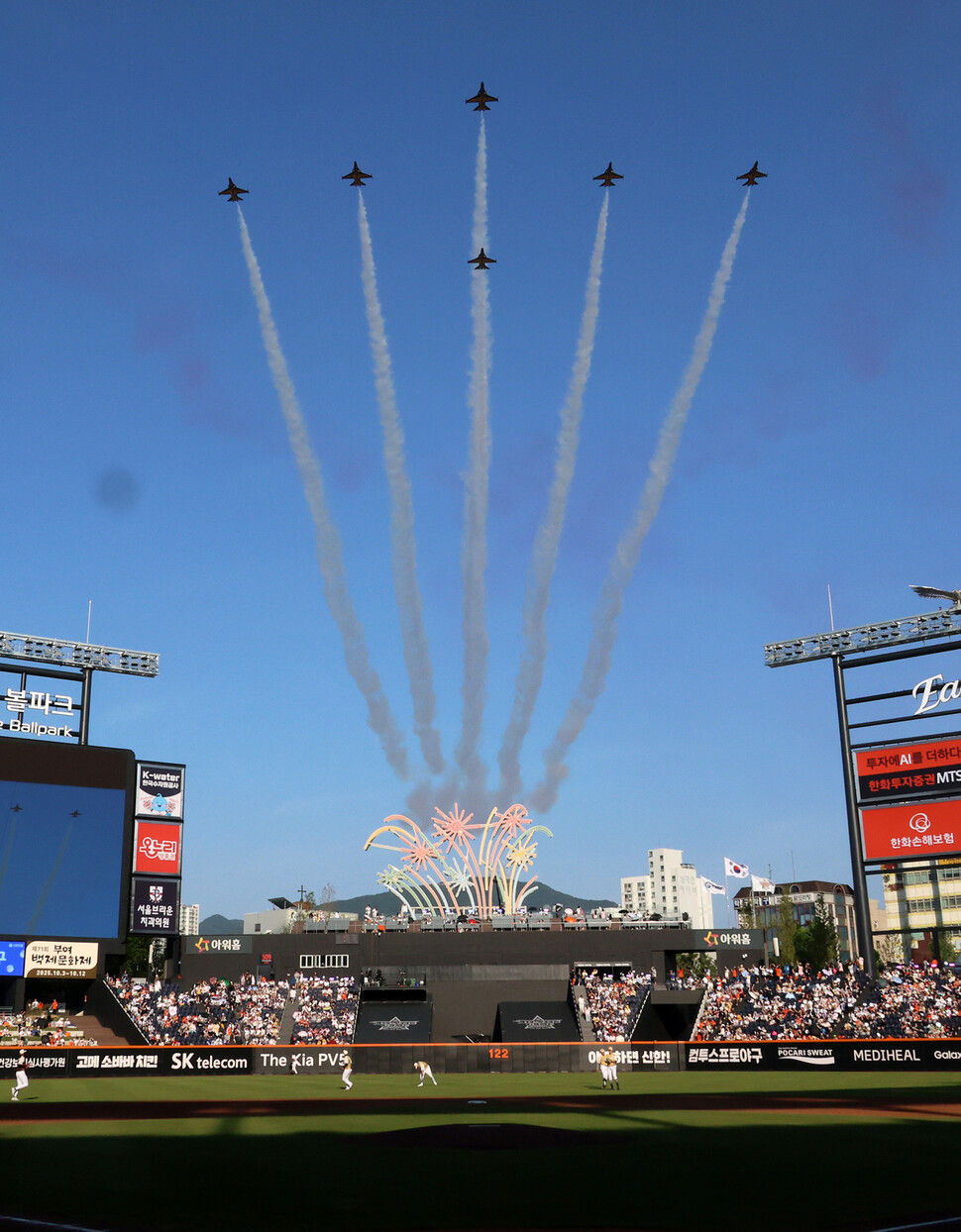 The air show of the Air Force Special Flight Team Black Eagles is being held before the 2025 Shinhan SOL Bank KBO All -Star Game held at the Hanwha Life Ball Park in Daejeon on the 12th. Yonhap News