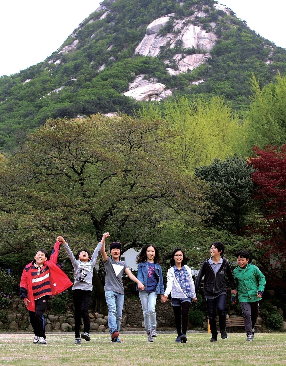 지난 4월28일 서울 은평구 북한산 초등학교 운동장에서 6학년 어린이들이 손을 잡고 뛰어가고 있다. 이들은 이날 자신이 원하는 어린이 정책을 쏟아냈다. 왼쪽부터 김현우, 김강민, 구정찬, 이지윤, 황다경, 이석현, 김태겸. 정용일 기자