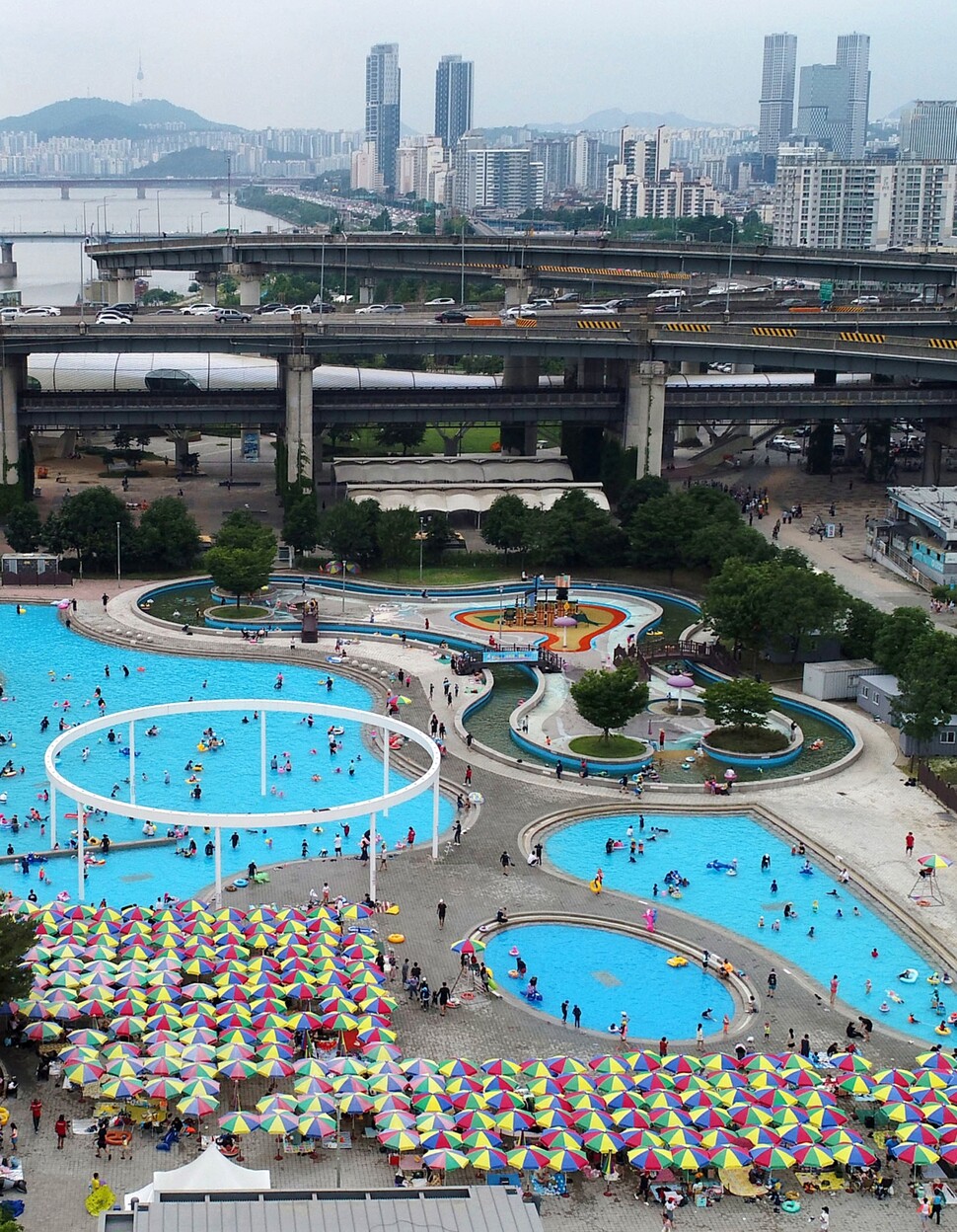 2022년 6월26일 오후 서울 광진구 ‘뚝섬 한강 수영장’에서 시민들이 물놀이하고 있다.