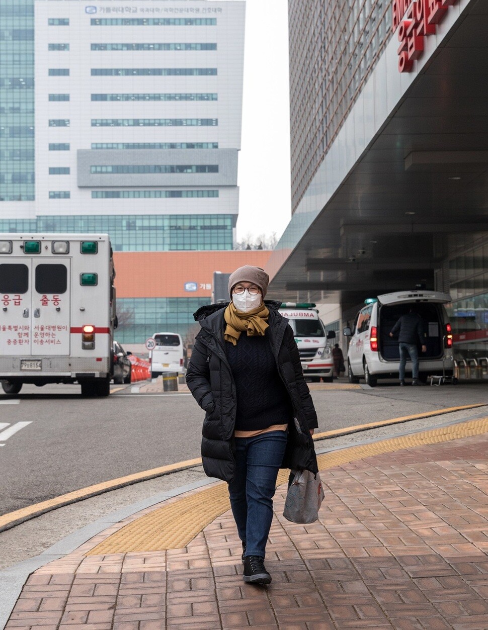 홍경화씨가 항암 치료를 받으려고 2월20일 서울성모병원으로 가고 있다. 박승화 기자