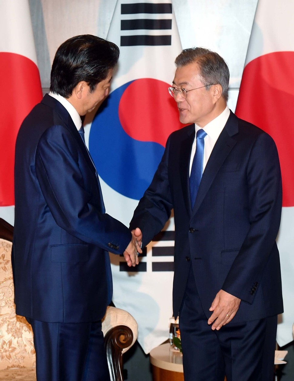 South Korean President Moon Jae-in with Japanese Prime Minister Shinzo Abe in New York on Sept. 25. (Kim Jung-hyo