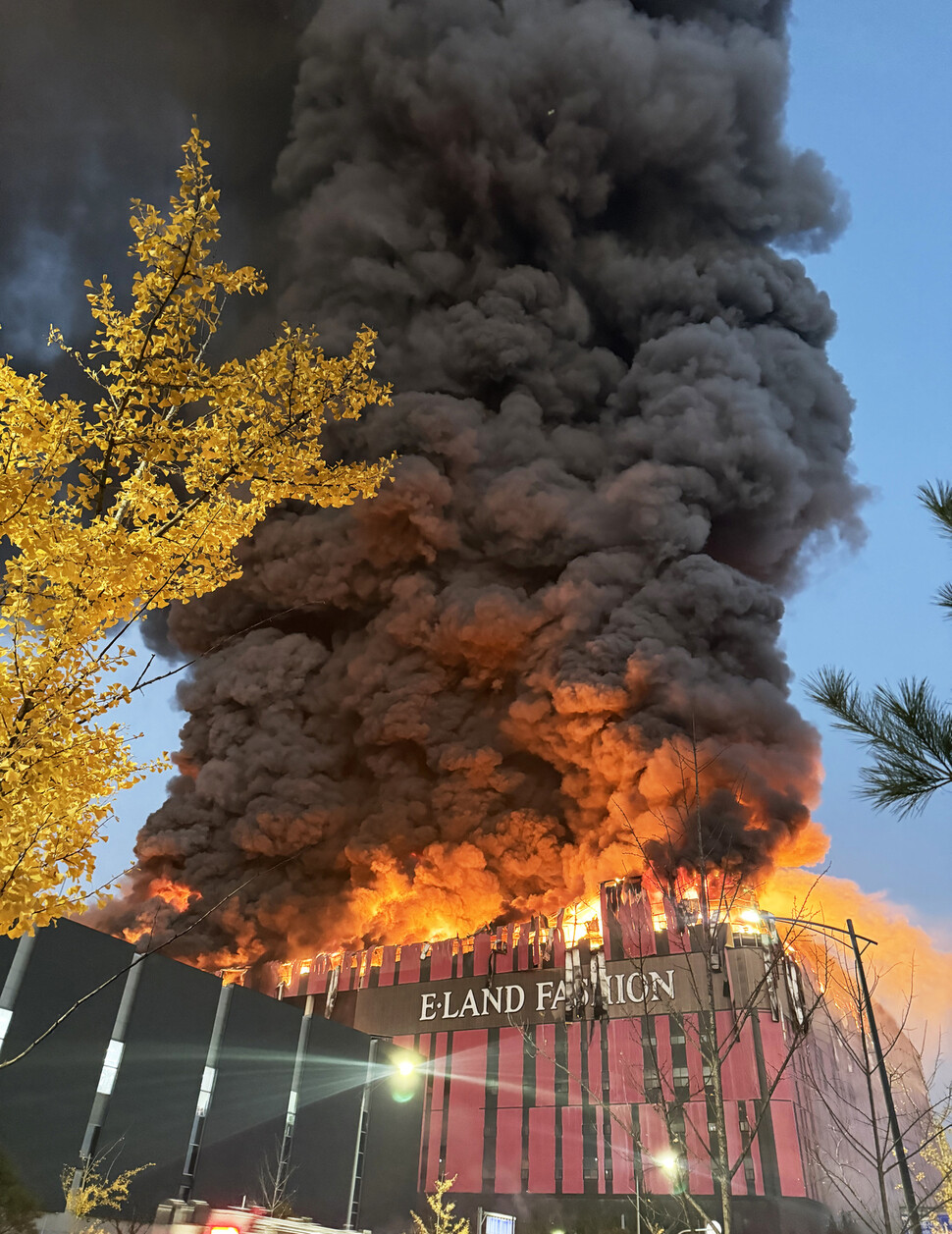 15일 오전 충남 천안시 동남구 풍세면 이랜드패션 물류센터에서 불이 나 검은 연기가 치솟고 있다. 연합뉴스