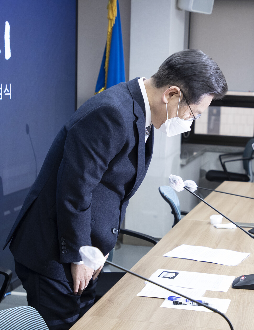 이재명 더불어민주당 대선 후보가 2021년 12월16일 서울 영등포구 당사에서 아들의 도박 의혹과 관련해 사과하고 있다. 공동취재사진