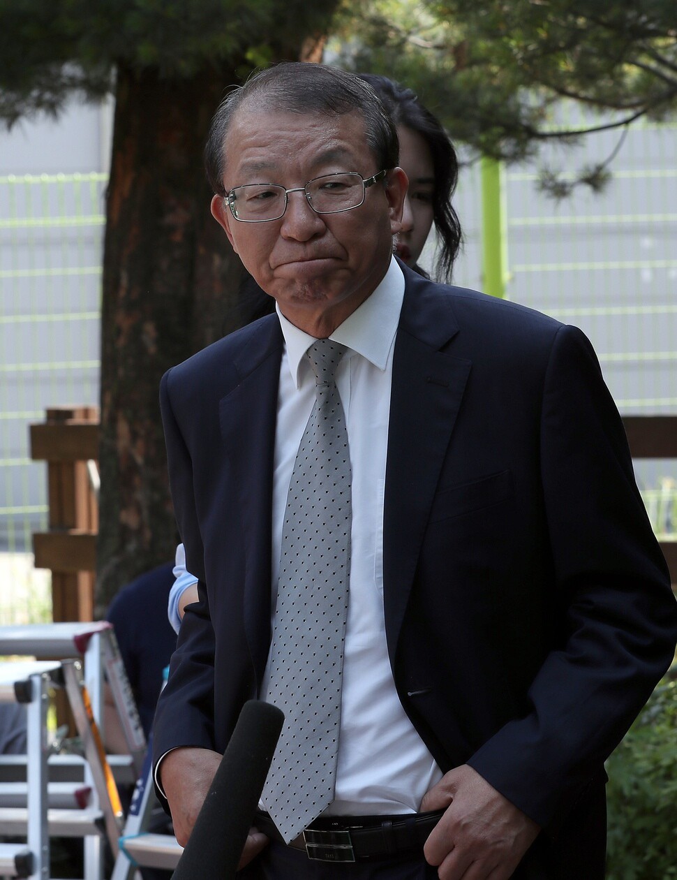 Former chief justice of South Korea’s Supreme Court Yang Sung-tae answers questions regarding judicial misconduct and political favoritism during his term on June 1 in Seongnam