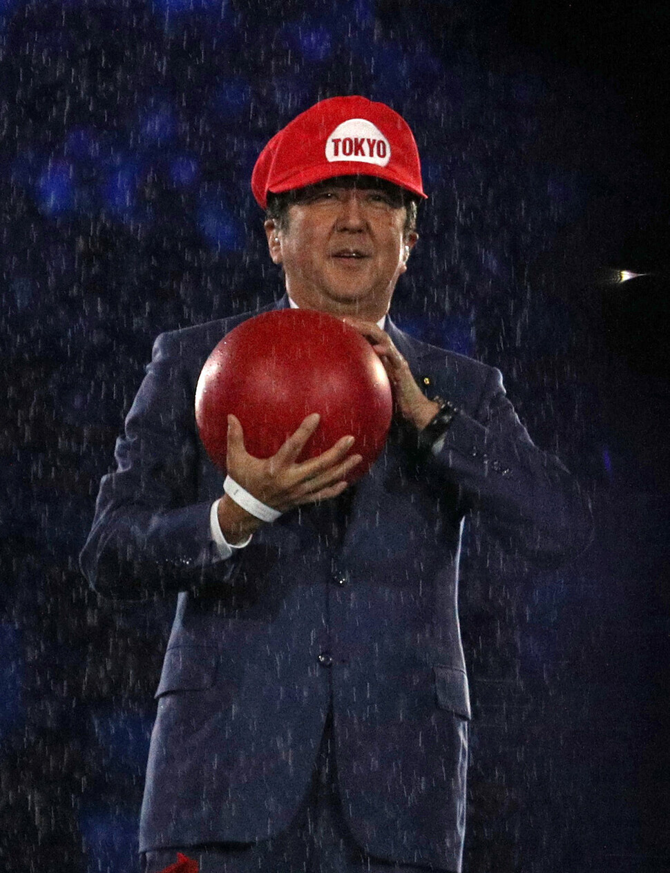 Then-Japanese Prime Minister Shinzo Abe appears as Super Mario during the Olympic Games closing ceremony in Rio de Janeiro on Aug. 21, 2016. (Reuters/Yonhap News)