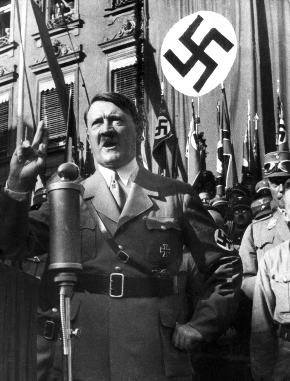 독일 나치 지도자 아돌프 히틀러가 대중 앞에서 연설하고 있다(촬영 날짜 불명). 그는 20세기 전반 독일 사회를 지배한 유대인 음모론에 강한 영향을 받았다.