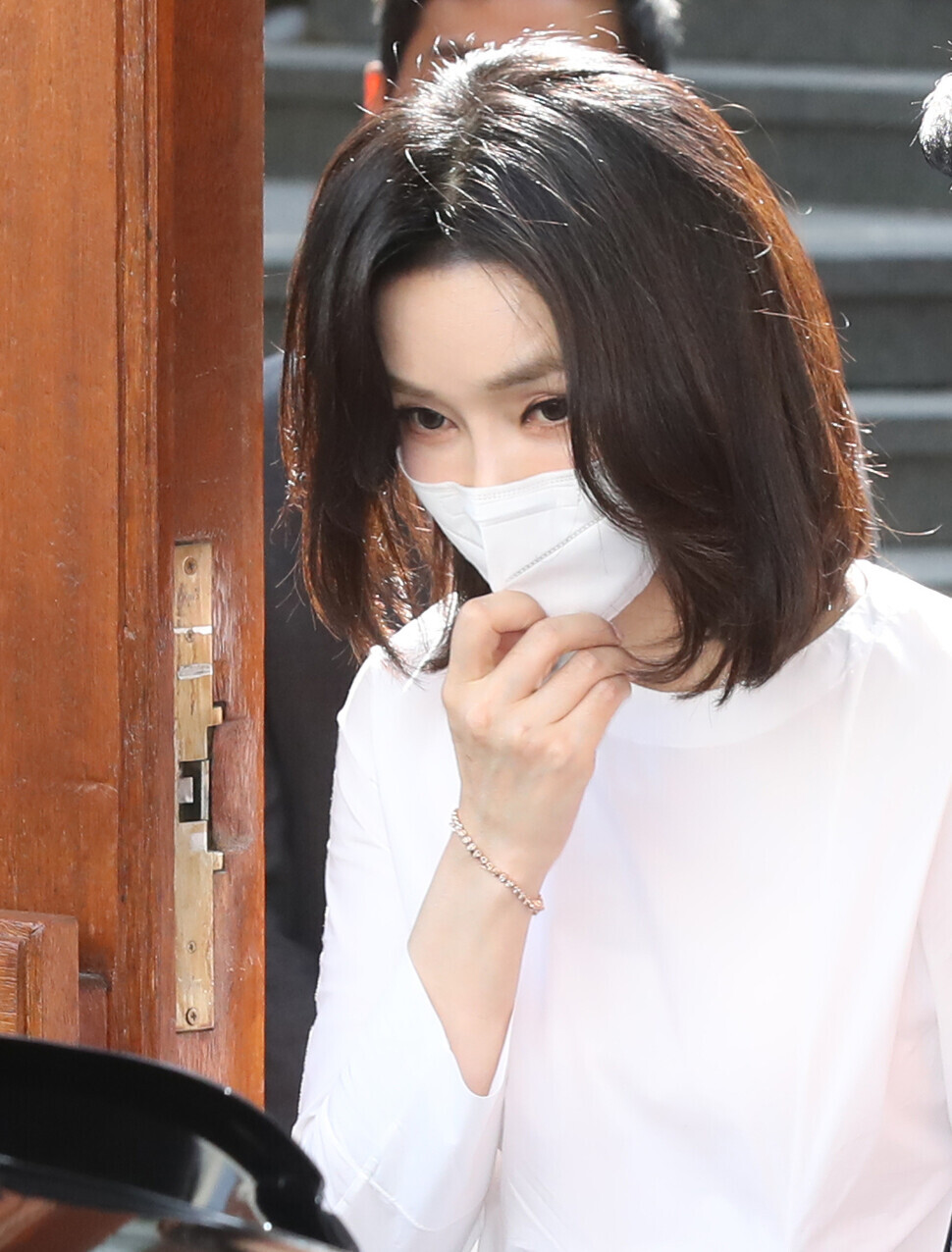 Kim Keon-hee leaves the home of Lee Soon-ja after a visit on June 16. (Yonhap News)