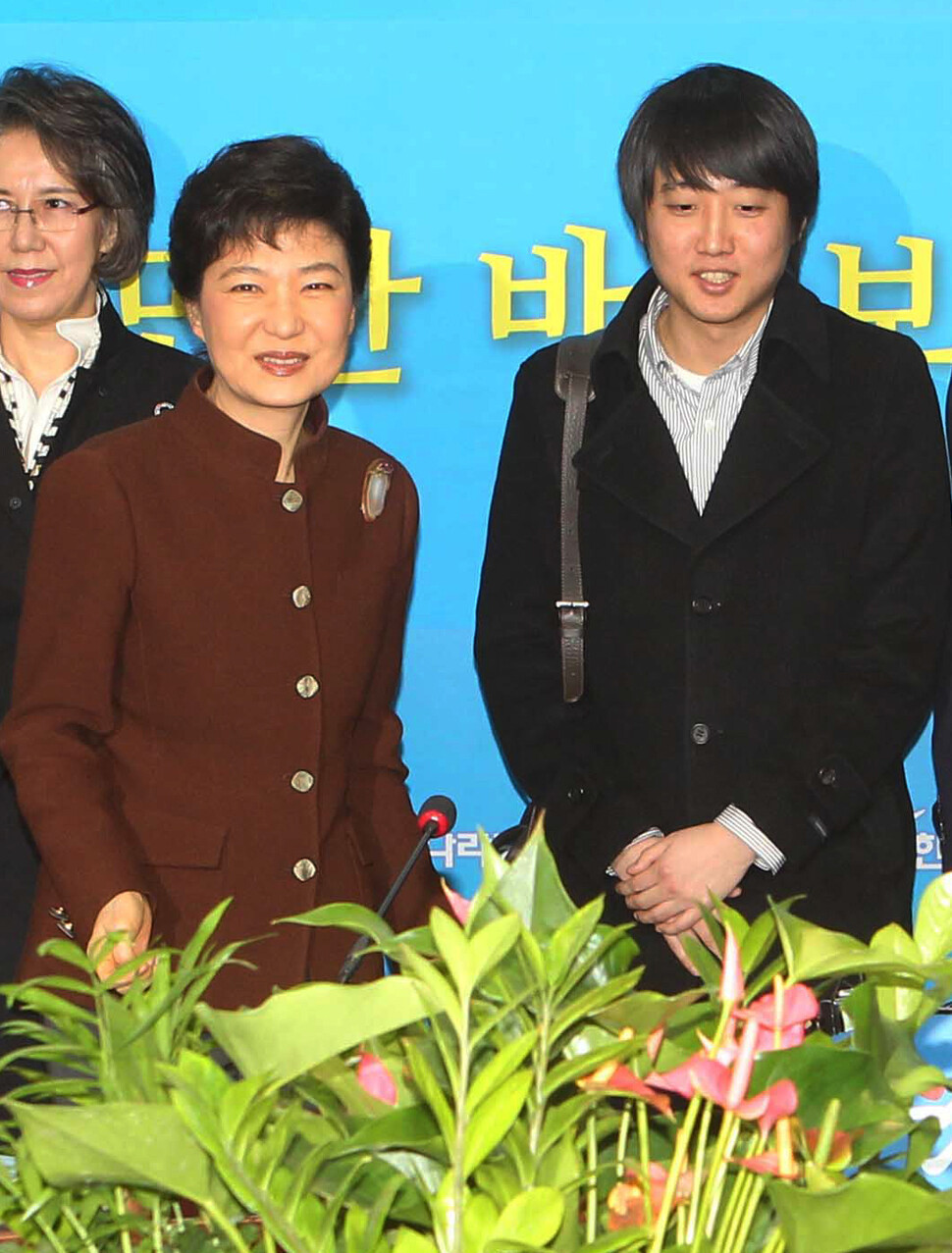 2011년 12월27일 박근혜 당시 한나라당 비상대책위원장이 서울 여의도동 당사에서 비상대책위원에 임명된 이준석 당시 클라세스튜디오 대표와 웃으며 이야기하고 있다. 이정우 선임기자