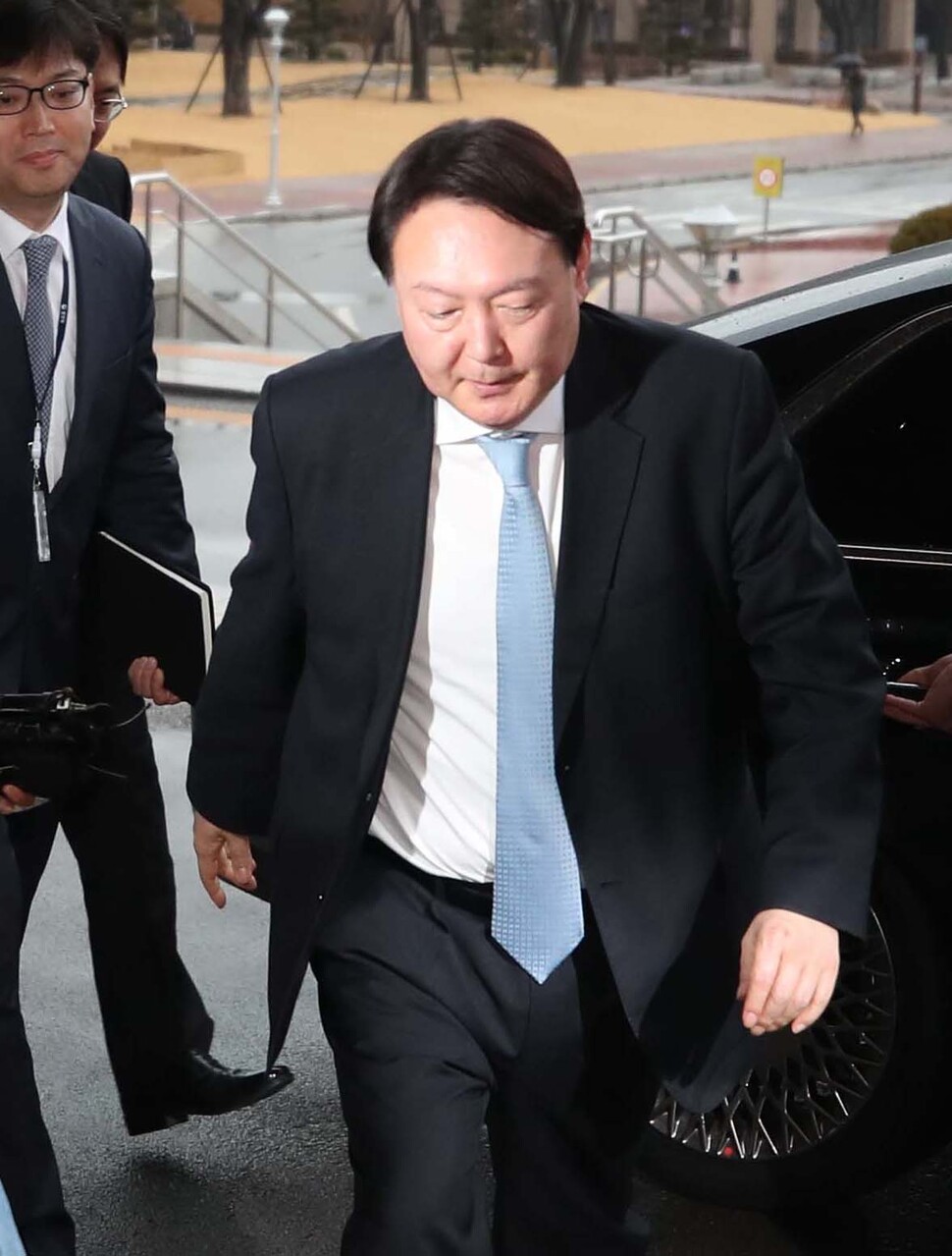 윤 총장이 같은 날 오후 추 장관과 면담하기 위해 법무부 로 들어가고 있다.