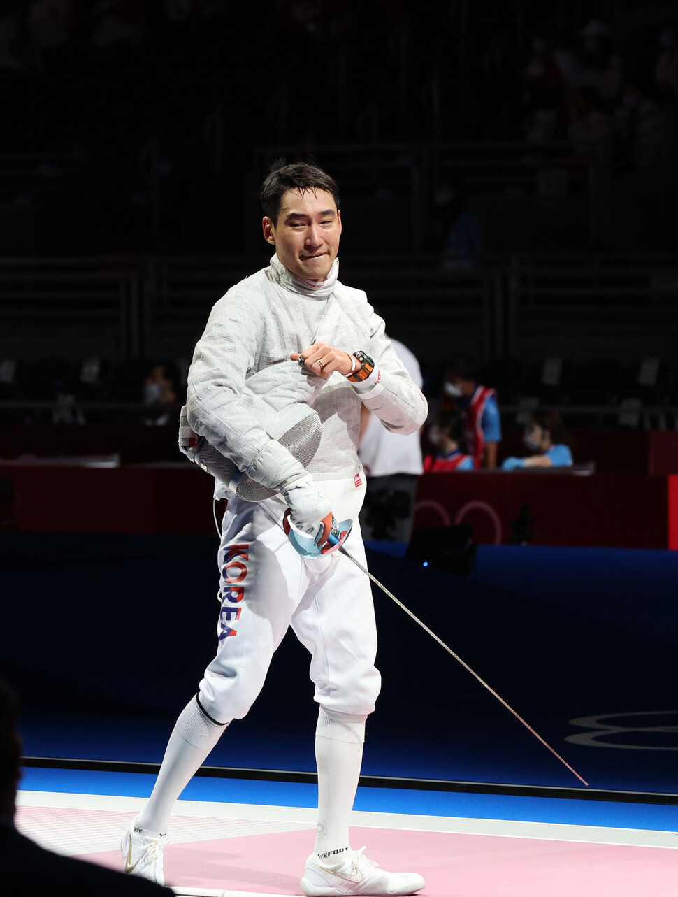 김정환이 7월24일 일본 지바 마쿠하리 메세에서 열린 2020 도쿄올림픽 펜싱 사브르 개인 8강전에서 승리한 뒤 입술을 깨물고 있다. 지바/올림픽사진공동취재단