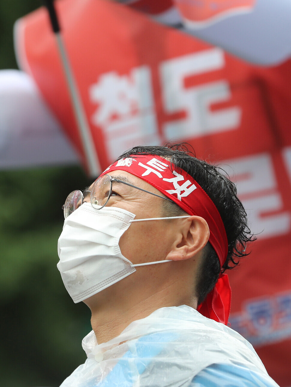 A member of the KRWU present at the march wears a red headband on which the word “struggle” is printed. (Shin So-young/The Hankyoreh)