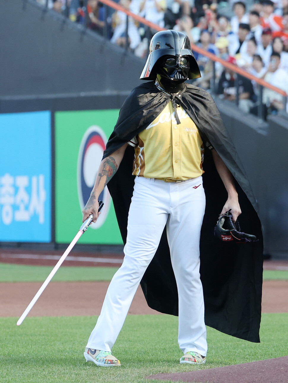 Cody Phonsse (Hanwha Eagles) is on the mound with a dozer -dressed makeup in the 2025 Shinhan SOL Bank KBO All -Star Game held at Hanwha Life Ball Park in Daejeon on the 12th. Yonhap News