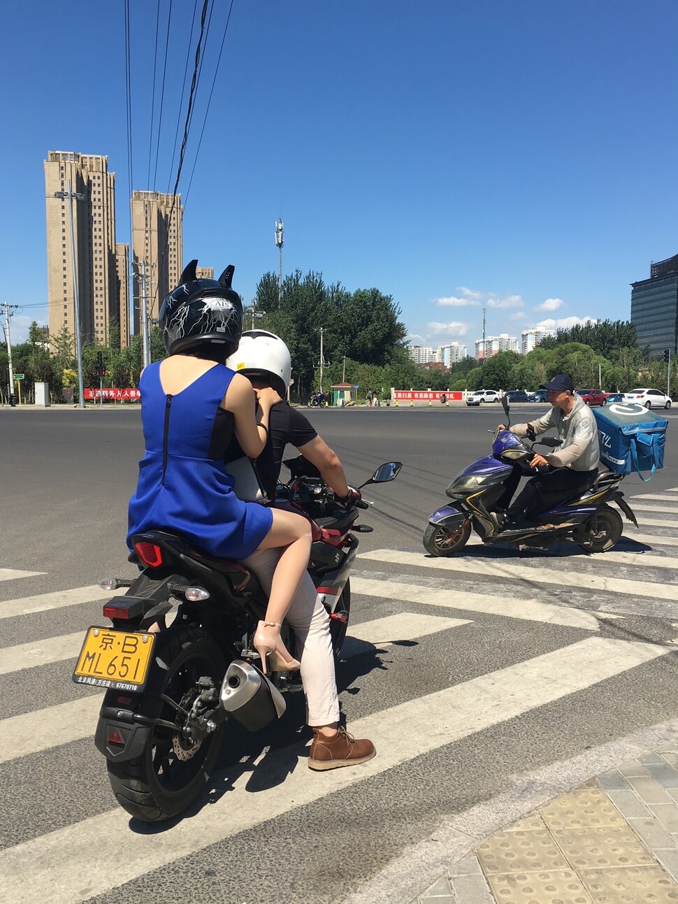 사회주의 중국에선 대다수 중국 여성이 전족을 한 채 평생을 뒤뚱거리며 살았지만, 신중국에서는 하이힐을 신고 자전거나 오토바이를 타고 쌩쌩 달린다. 베이징 알리바바 본사 사거리에서 오토바이 뒷좌석에 앉은 여성.