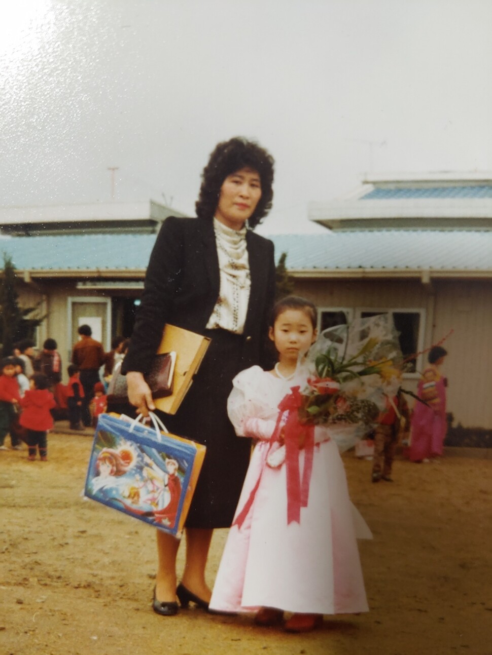 1983년 유치원 졸업식 사진. 늦둥이라 부모님 사랑을 듬뿍 받아 본인 취향이 아닌 분홍공주로 살았던 시기.