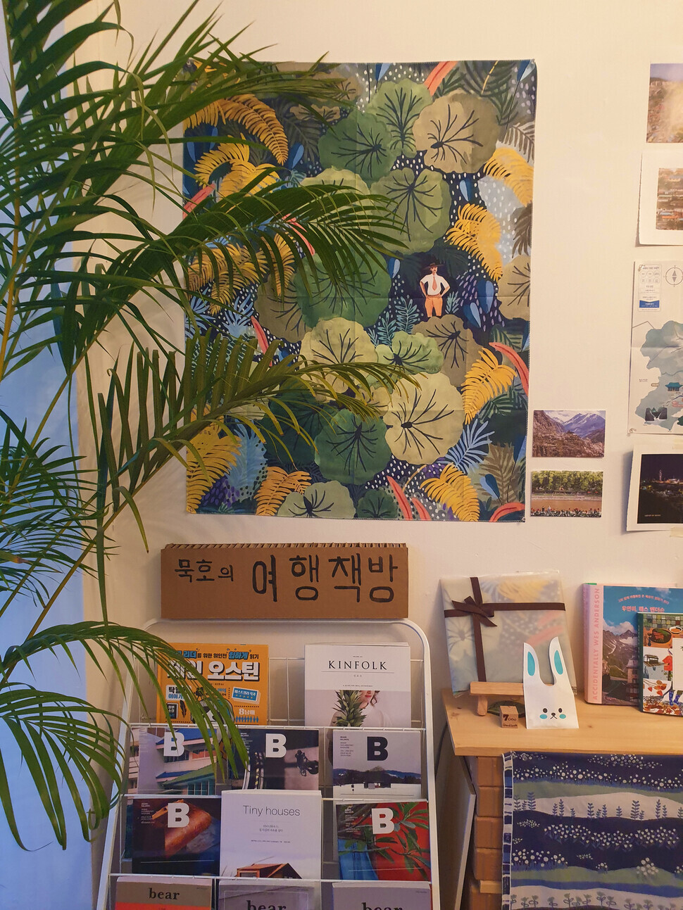 Zanzan Bookshop, a small bookstore near Mukho Station, primarily sells travel-related books. (Her Yun-hee/The Hankyoreh)