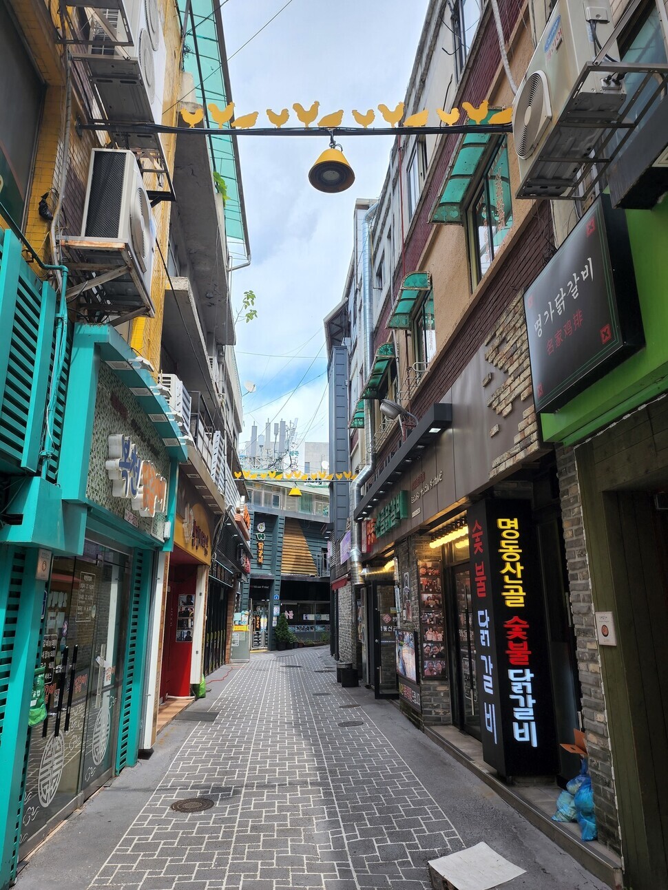 Chuncheon’s Dalkgalbi Street in the Myeong-dong neighborhood is a great place to try the city’s signature dishes.