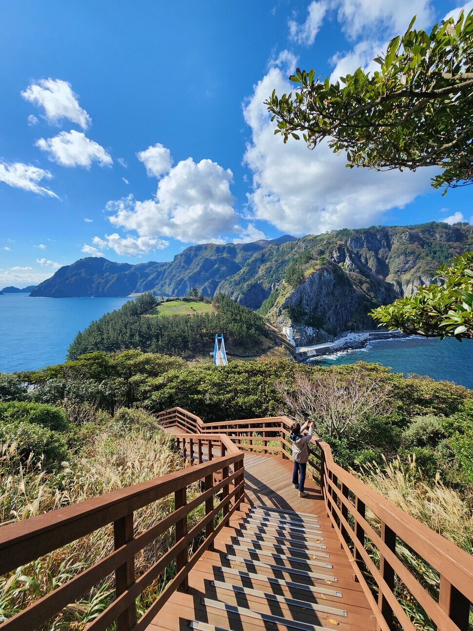 Gwaneum Island, the third-largest island that is part of Dokdo, boasts beautiful walking paths.