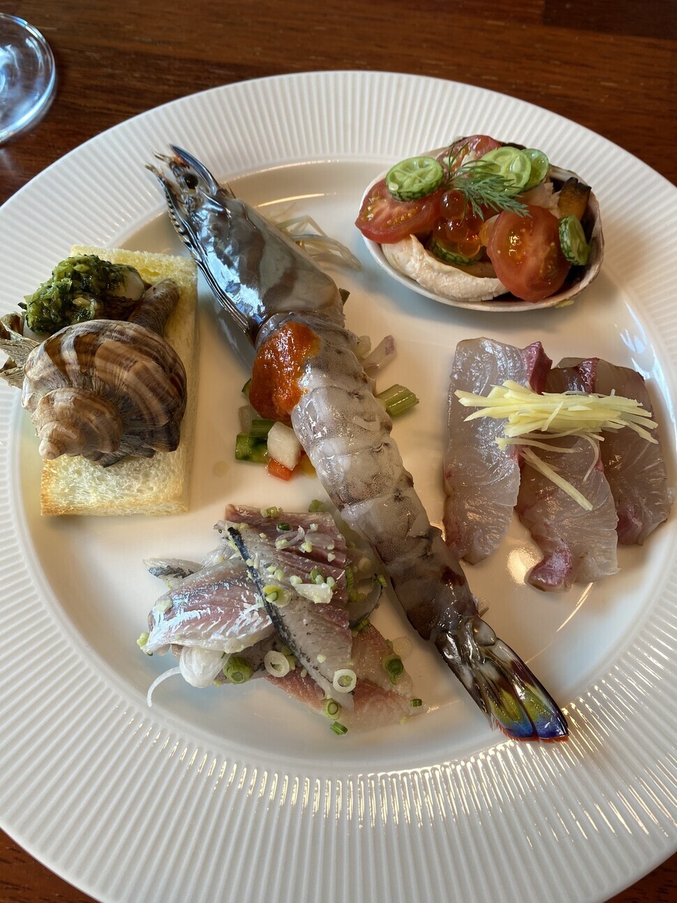 O’wall’s signature dish makes use of an array of seafood. (courtesy of Baek Mun-yeong)