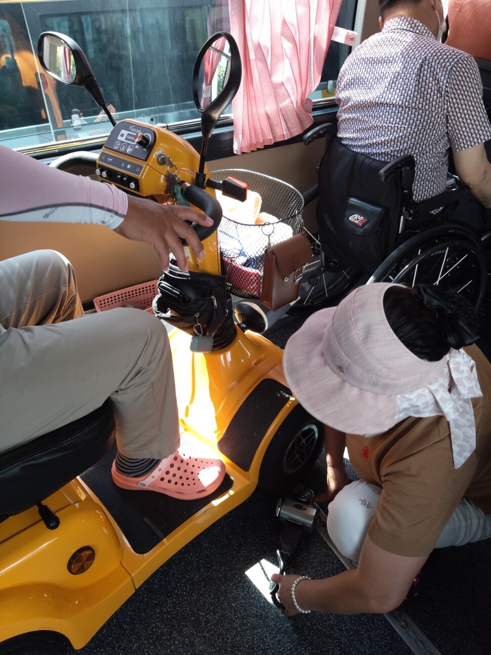 나래버스에 오른 휠체어를 활동보조인이 버스에 고정하고 있다. 김광수 기자
