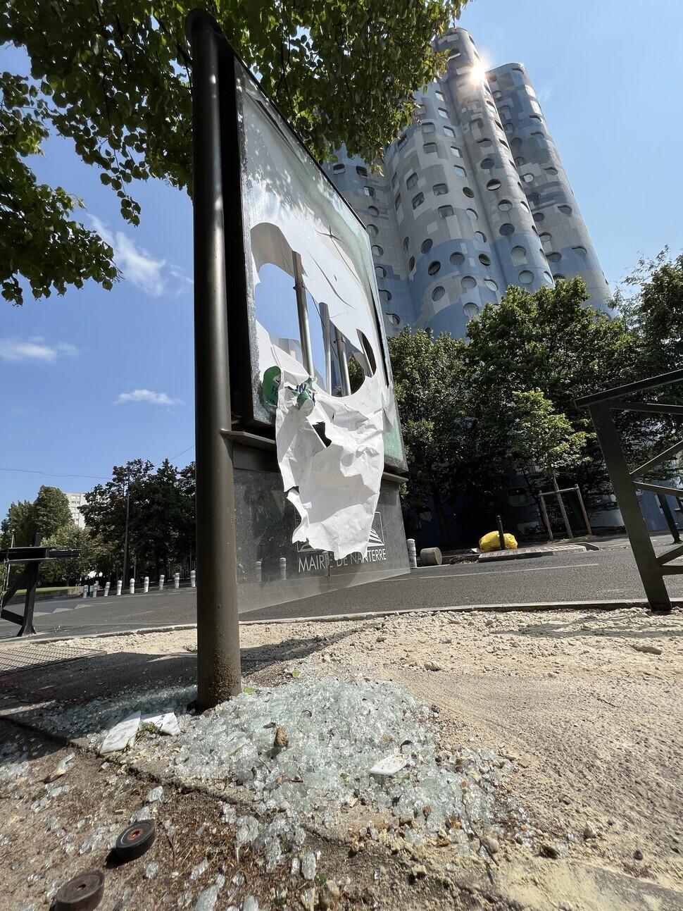 Glass panes on a bus stop in Nanterre have been shattered, with shards of glass still littering the ground on July 3. (Noh Ji-won/The Hankyoreh)