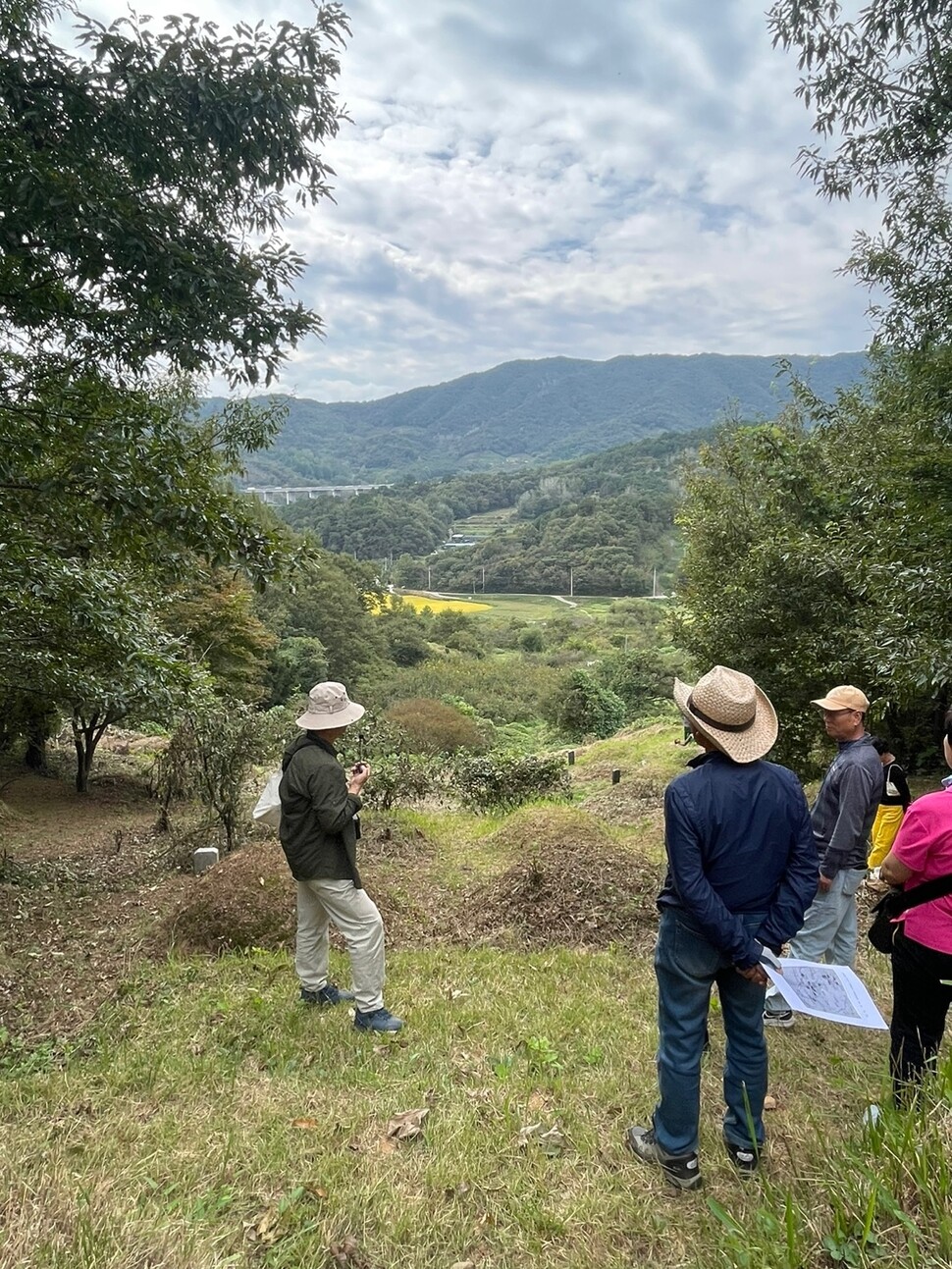 구례군 구례읍 봉성산 집단학살터에서 기행 참가자들이 설명을 듣고 있다. 이유진 기자