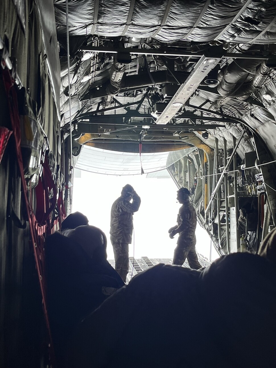 2023년 6월17일 빙하학자 신진화 극지연구소 연구원이 극지방 빙하를 시추하기 위해 그린란드 캠프에 도착했다. 타고 간 공군기의 꼬리 부분이 열리자, 눈이 아프도록 부신 흰색 빛깔로 가득찬 눈 세상이 펼쳐졌다. 신진화 제공