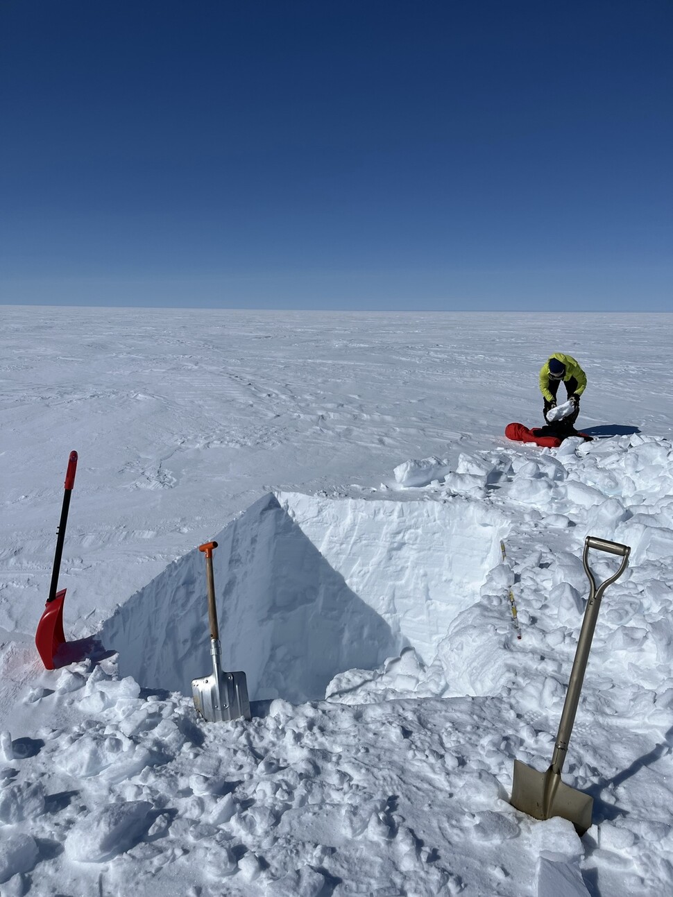 2023년 그린란드 빙하시추 프로젝트에 참여한 신진화 연구원은 눈 시료 채취를 위해 오전 9시부터 오후 3∼4시까지 삽으로 2m 깊이의 ‘눈구덩이’를 팠다. 단단하게 다져진 그린란드 벌판의 눈은 삽으로 파기 매우 어렵다. 신진화 제공