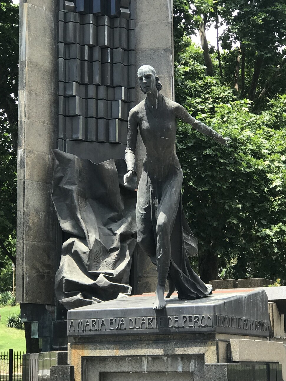 부에노스아이레스, 보르헤스의 동상을 찾아갔다가 에바 페론의 동상을 만났다. 사진 신동호 제공