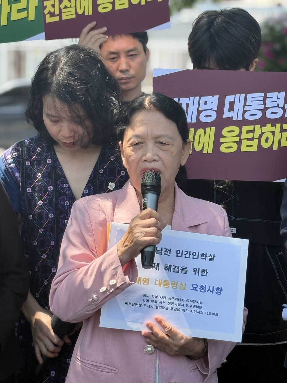 한국군에 의한 베트남전 민간인 학살 피해 생존자인 68살 응우옌티탄이 2025년 6월23일 한베평화재단이 서울 용산 대통령실 앞에서 연 기자회견에서 발언하고 있다. 한베평화재단 제공