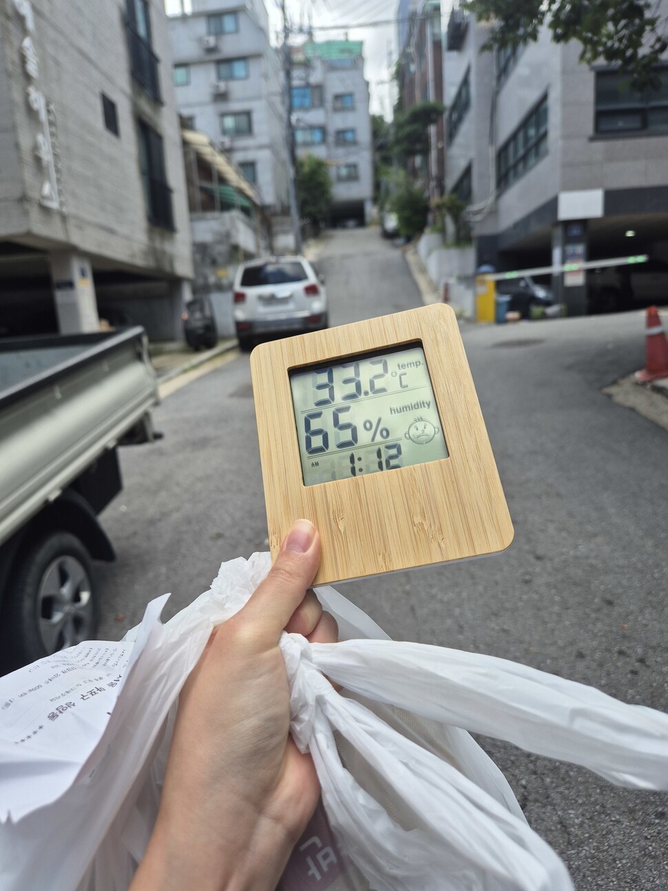 2025년 7월22일 서울 마포구의 한 빌라로 기자가 비마트 물품을 배달하고 있다. 신다은 기자