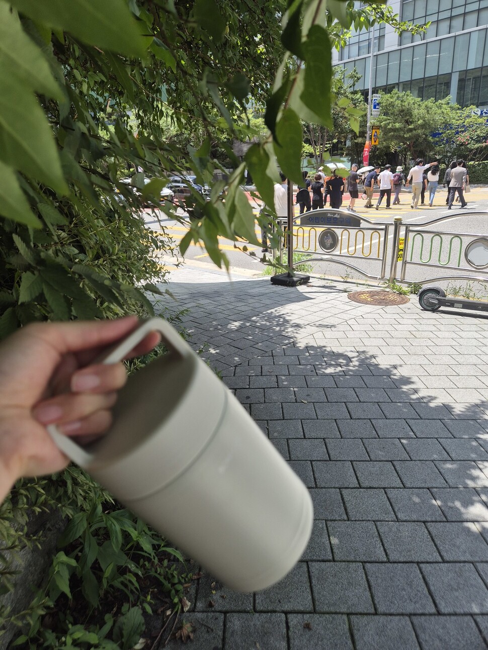 2025년 7월21일 서울 마포구 상암동의 한 그늘에서 기자가 잠시 쉬고 있다. 배달 기업이 운영하는 쉼터가 없어 이렇게 그늘에 잠시 몸을 맡겨야 한다. 신다은 기자