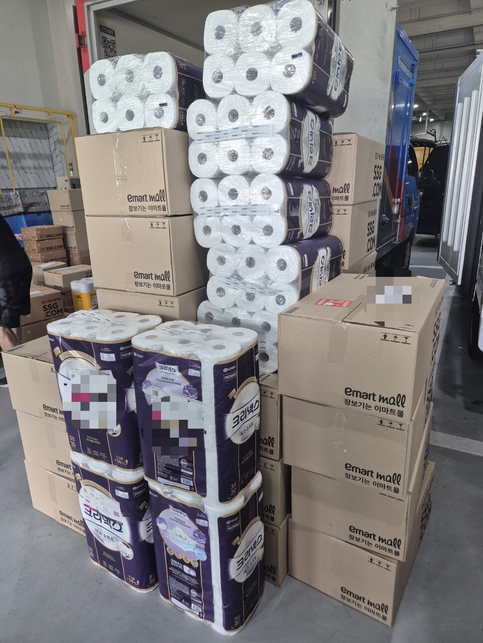 2025년 7월22일 신세계 ‘쓱배송’으로 한 가구가 시킨 물건들. 46개 물품을 시켰지만 단가는 1만5천여원에 그친다고 대리점 쪽은 밝혔다. 신다은 기자