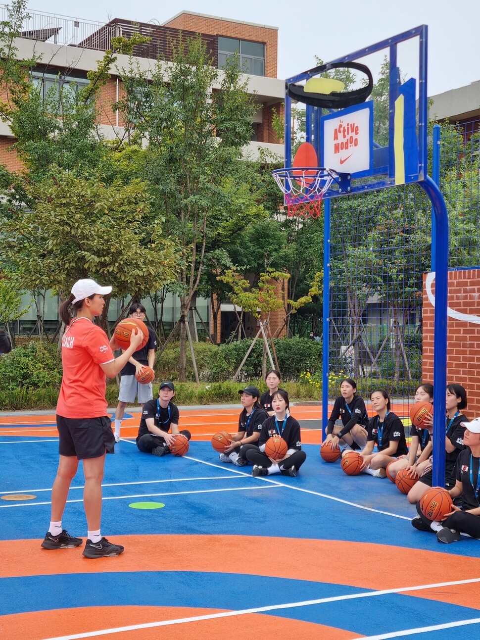 여자프로농구 선수 재직 당시 국가대표 선수로 뽑힐 만큼 뛰어난 슈터로 유명했던 김연주 코치가 ‘위밋업스포츠’에서 진행한 원데이 클래스에서 수강생들을 가르치고 있다. 위밋업스포츠 제공