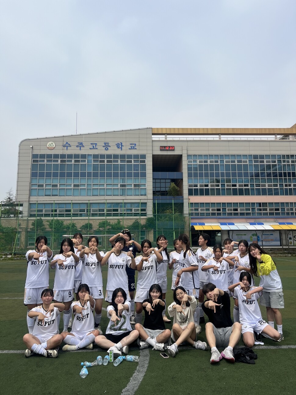 김윤희 교사가 지도하는 수주중 여학생 풋살팀이 2025년 5월31일 같은 경기도 부천시에 있는 수주고에서 친선경기를 마치고 기념사진을 찍고 있다. 김윤희 교사 제공