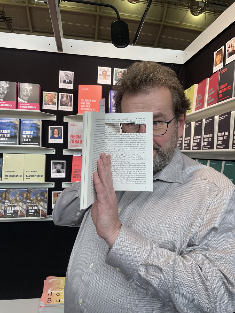 프랑크푸르트 도서전에서 만난 페어브레허 출판사 외르크 준더마이어 대표가 한 정치인의 책을 들어 보여주고 있다. “구멍난 부분은 명예훼손 재판 끝에 삭제 명령이 떨어져 내용을 도려낸 것”이라고 했다.