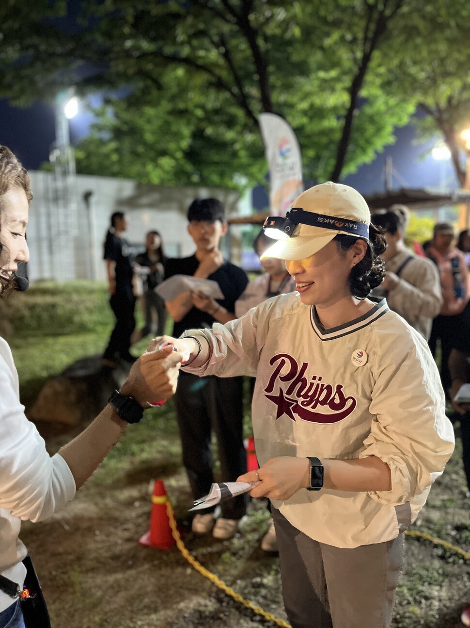 이번이 오리엔티어링 두 번째 경기 참여인 박지미(35)씨가 출발 컨트롤을 찍고 있다. 오러버스 제공