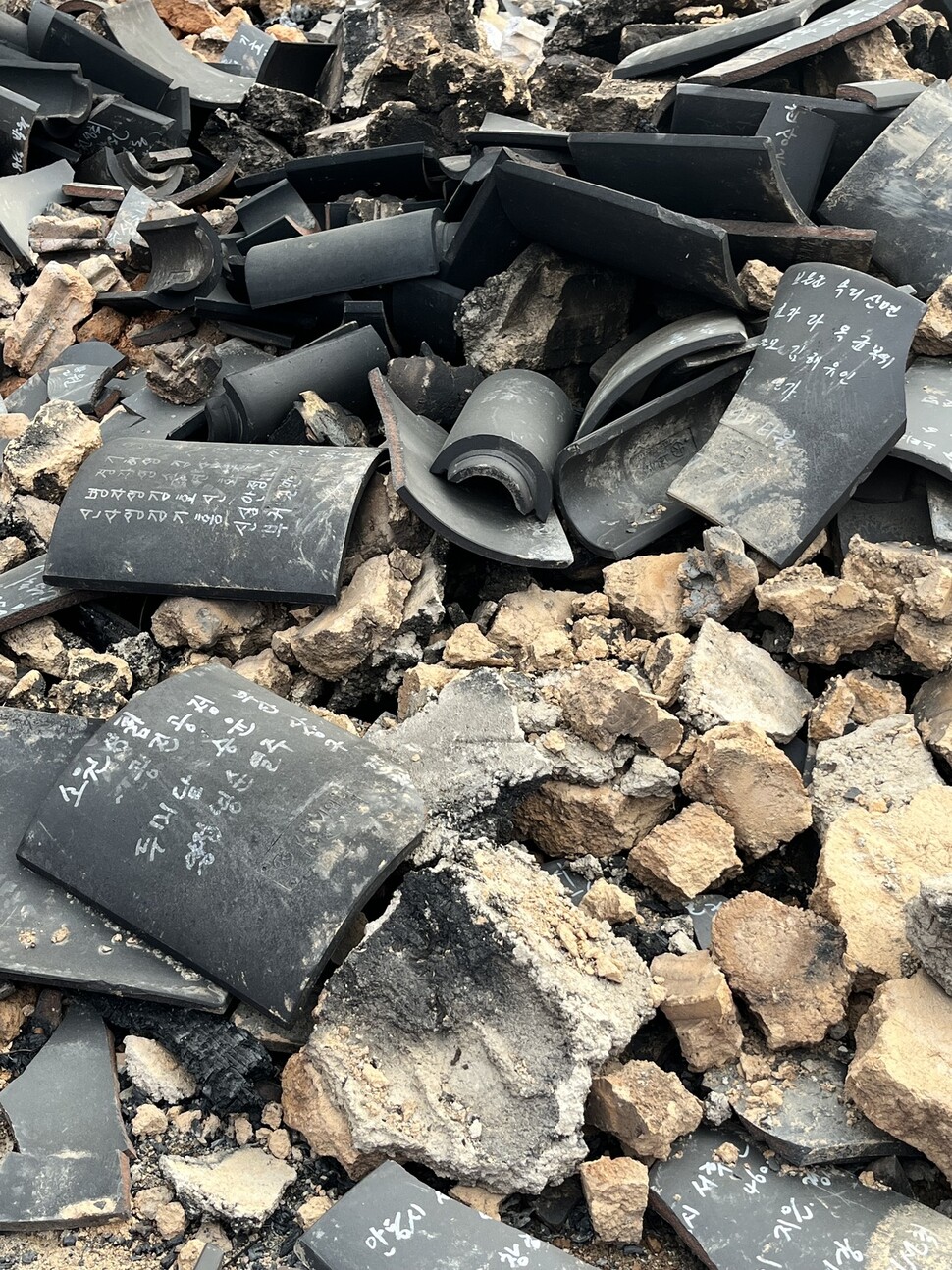 2025년 4월19일 경북 의성군 단촌면 고운사 산불 피해 현장. 소원을 적은 기왓장들이 쌓여 있다. 정소은씨 제공