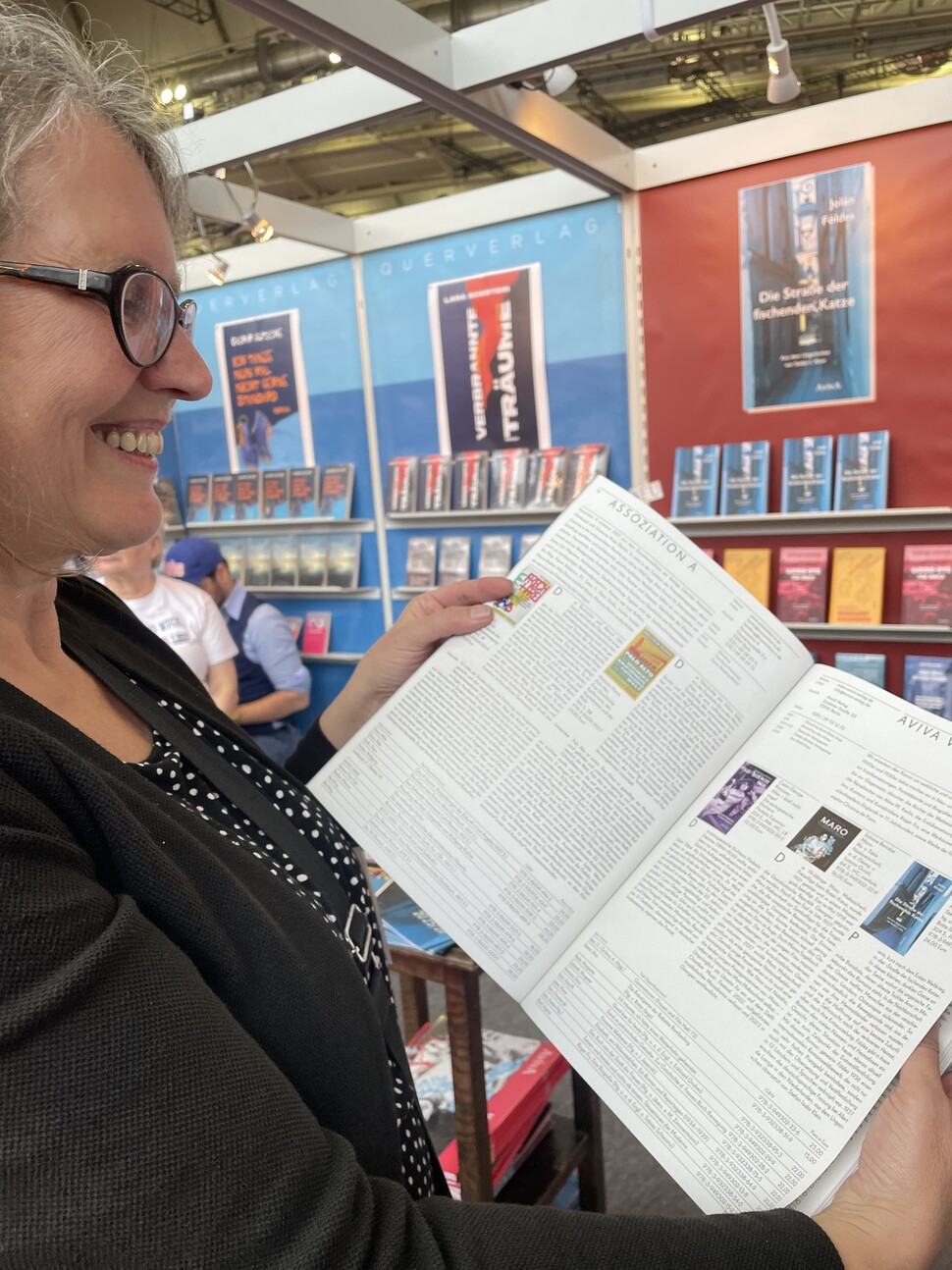 아비바 출판사 브리타 위르크스 대표가 독립출판사의 성과를 담은 카탈로그 ‘책에 관한 이야기’(Es geht um das Buch)를 펼쳐 보이면서 “지금 막 나온 따끈따끈한 책”이라고 기뻐하고 있다.