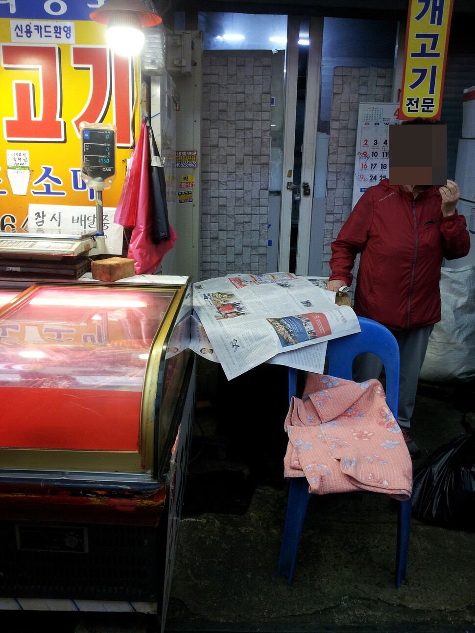 A Gyeongdong Market shopkeeper waits for customers in the Dongdaemun district of Seoul last April. (provided by Korean Animal Welfare Association)