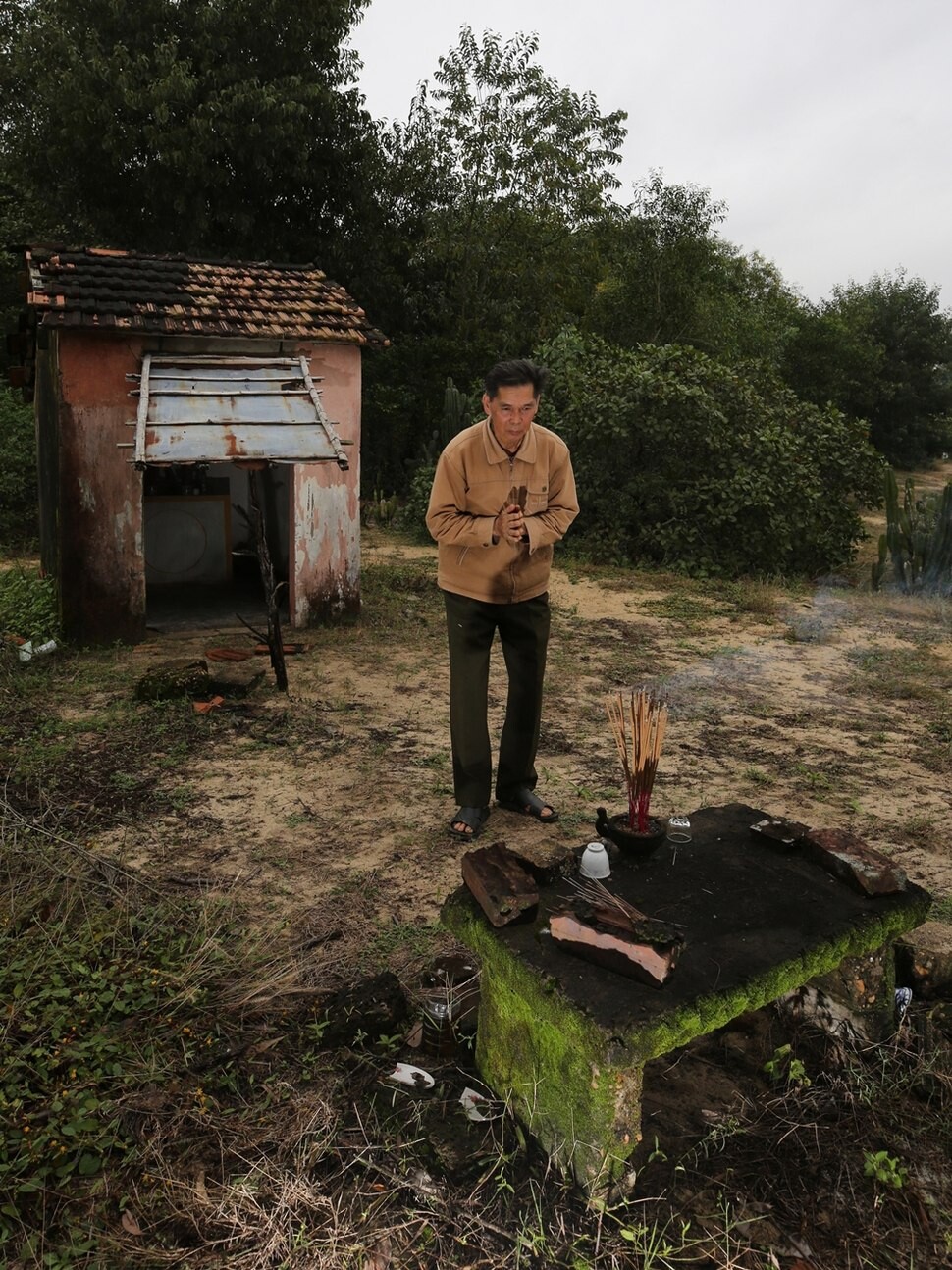 1969년 9월17일 꽝남성 주이쑤옌현 주이하이사 떠이선떠이촌 뇨 할아버지 방공호에서 벌어진 한국군 민간인 학살 사건으로 어머니, 부인, 딸 셋을 잃은 응우옌떤꾸이(76). 마을 주민들은 주검을 수습하다 발견한 금 반냥으로 희생자들을 추모하는 작은 사당을 지었다.