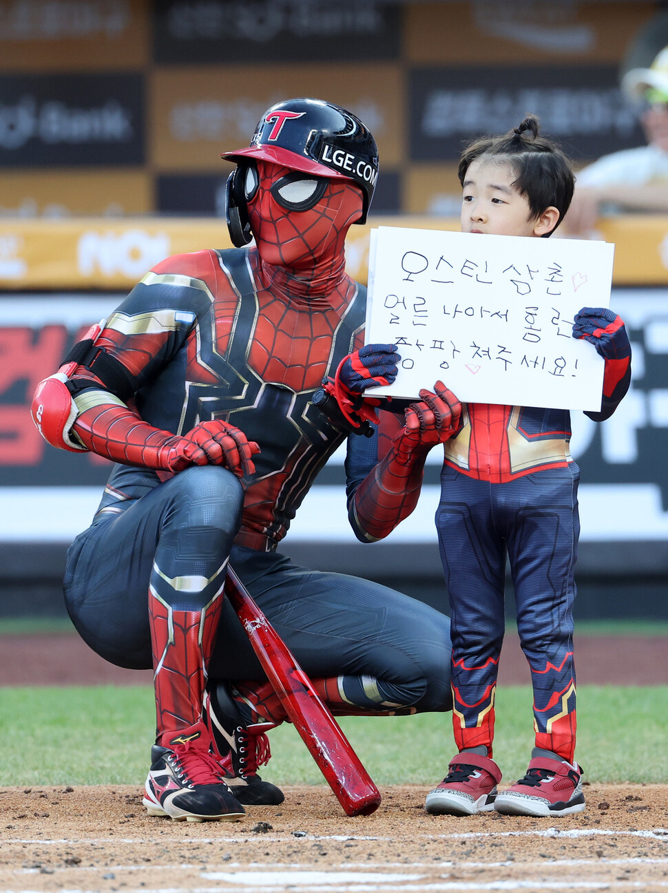 LG Twins Park Hae -min is wearing a spider -man uniform in the 2025 Shinhan SOL Bank KBO All -Star Game held at Hanwha Life Ball Park on December 12 and is cheering with her daughter Austin with her daughter. Yonhap News