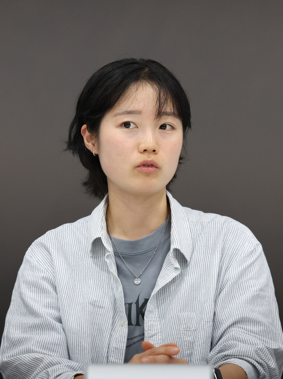 ‘원더티처'에서 활동하는 김아영 교사가 2025년 8월13일 서울 마포구 한겨레신문사 회의실에서 한겨레21과 인터뷰하고 있다. 신소영 기자 viator@hani.co.kr