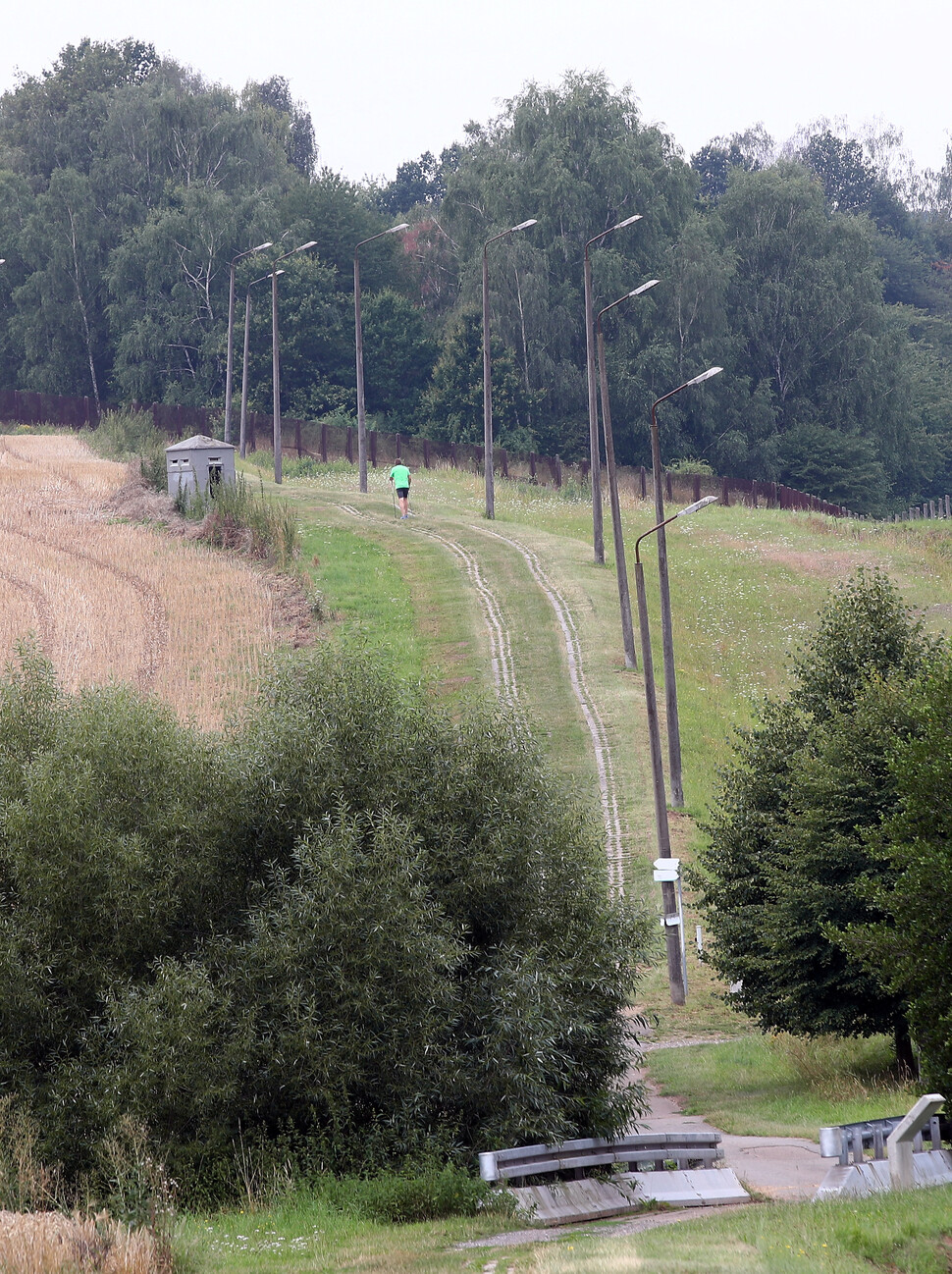 2019년 8월 독일 중부 타이스퉁겐 인근의 옛 동·서독 분단선에 있는 국경 박물관에 전시한, 한때 유럽을 동서로 가른 철의 장막이 있던 국경선의 흔적을 찍은 사진. REUTERS