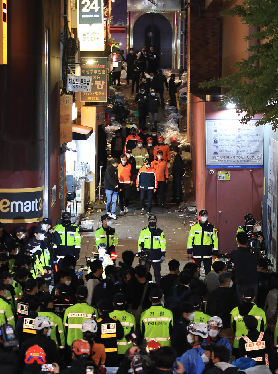 30일 새벽 이태원 참사가 벌어진 서울 용산구 이태원동 골목길이 통제되고 있다. 박종식 기자 anaki@hani.co.kr
