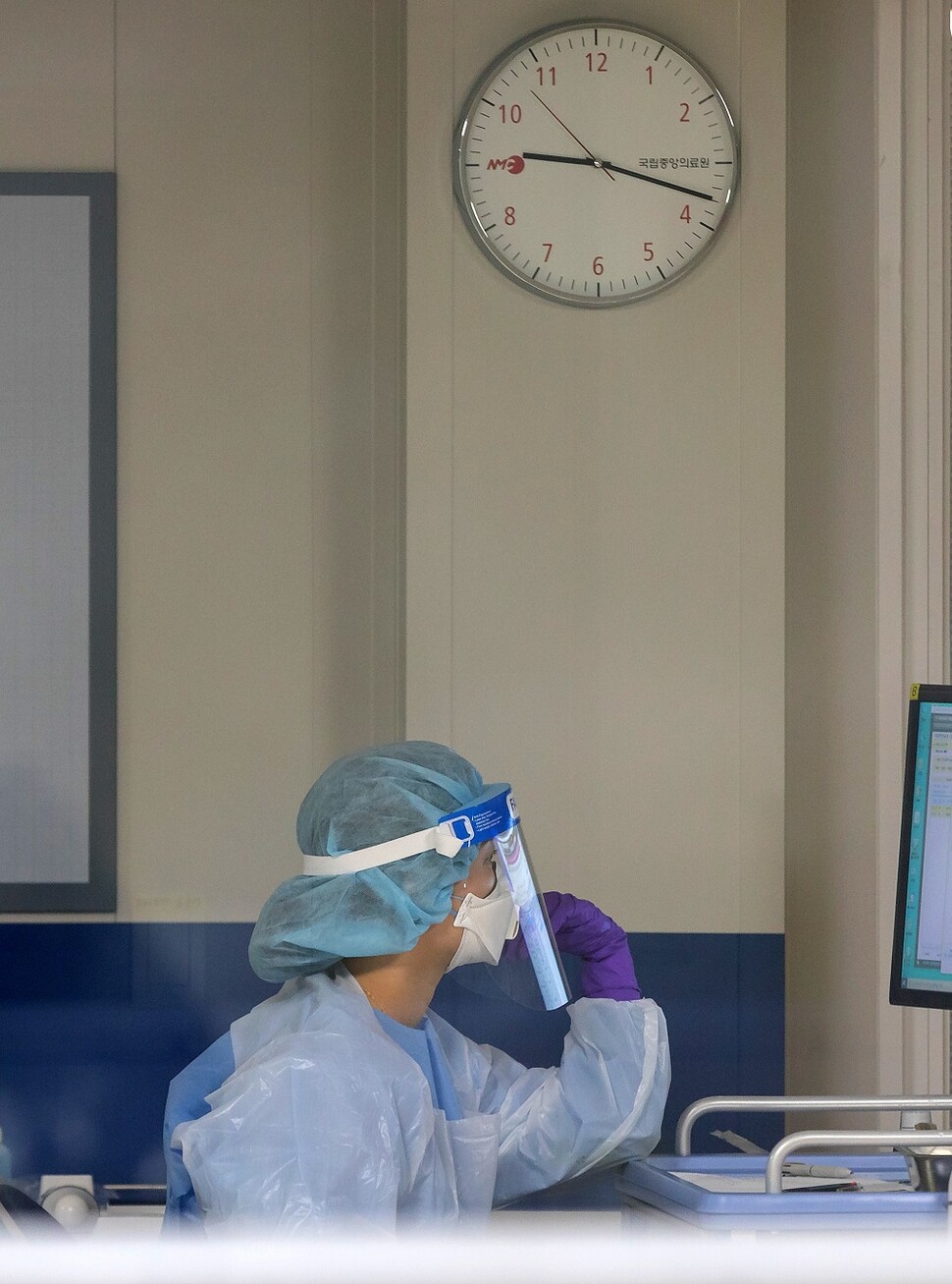 국립중앙의료원 음압격리병동에서 컴퓨터로 환자의 상태를 살피고 있는 간호사.