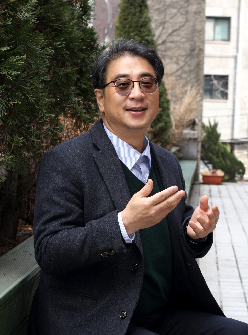 UNRISD senior research coordinator Ilcheong Yi speaks to the Hankyoreh at the newspaper’s office in Mapo District, Seoul, on Feb. 28. (Kwak Yoon-sup/The Hankyoreh)