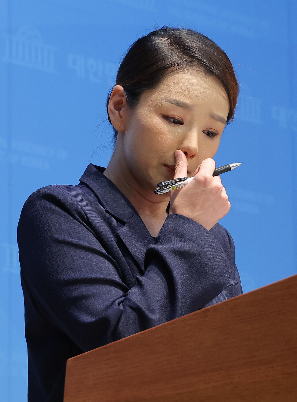 조국혁신당 강미정 대변인이 2025년 9월4일 국회 소통관에서 당내 성비위 의혹과 관련한 탈당 기자회견을 하고 있다. 연합뉴스