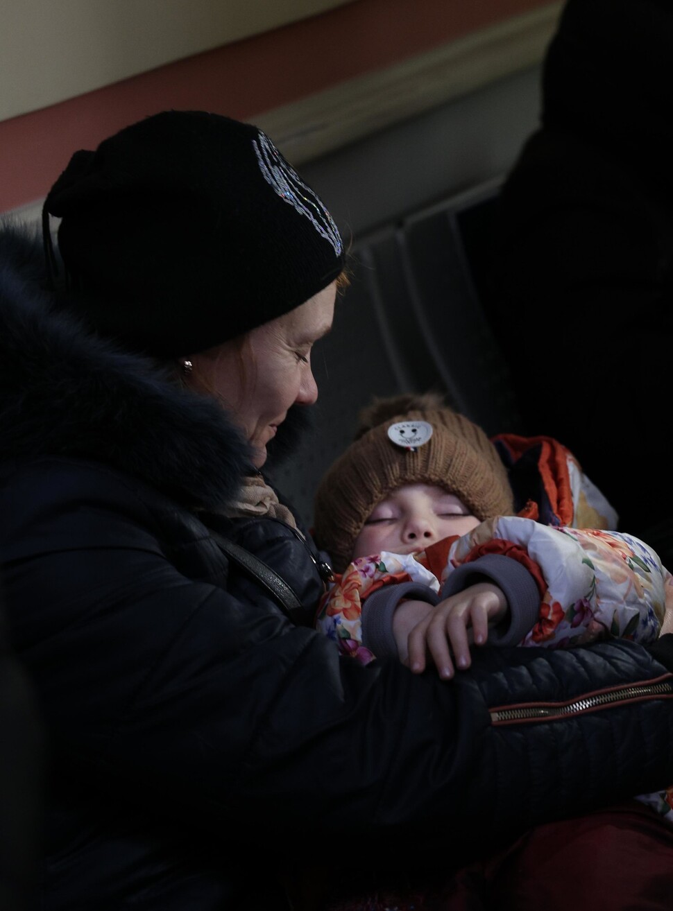 7일(현지시각) 폴란드 프셰미실 중앙역 대합실에서 우크라이나 국경을 넘어 열차를 기다리고 있는 할머니가 아기를 안고 있다. 프셰미실/김혜윤 기자