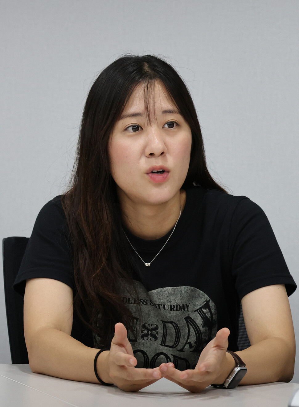 ‘원더티처'에서 활동하는 김윤희 교사가 2025년 8월13일 서울 마포구 한겨레신문사 회의실에서 한겨레21과 인터뷰하고 있다. 신소영 기자 viator@hani.co.kr